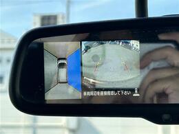 【マルチアラウンドモニター】まるでクルマを真上から見下ろしたかのような視点で駐車をサポートします！クルマの斜め後ろや真横など、前後左右の4つのカメラの映像が合成されて、モニターに映し出されます。