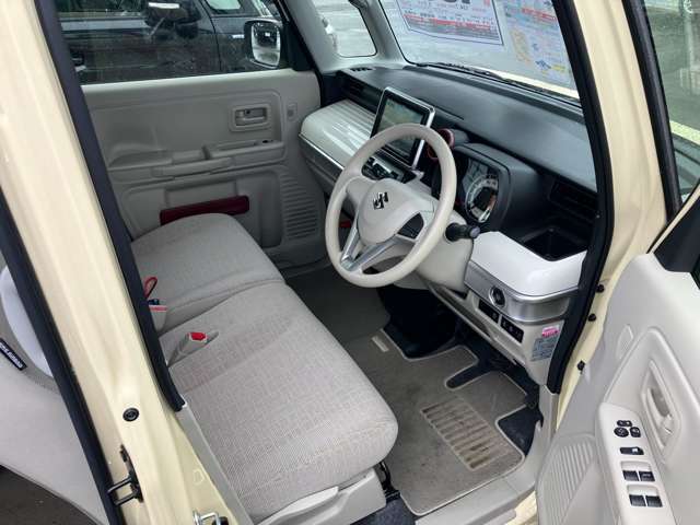 運転席は足元広々です。リラックスして運転できますね。