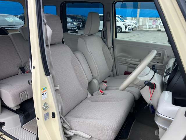 運転席は足元広々です。リラックスして運転できますね。