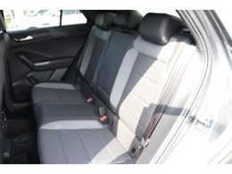 （リアシート）他社からのお乗換え時、最初は少し姿勢の違いを感じると思います。長時間のドライブでも疲れにくいシート素材やシートポジションへの拘りを体感下さい。