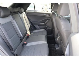 （リアシート）他社からのお乗換え時、最初は少し姿勢の違いを感じると思います。長時間のドライブでも疲れにくいシート素材やシートポジションへの拘りを体感下さい。