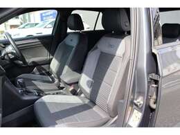 （運転席助手席）安全装備をオプションで追加するのは日本的発想。フォルクスワーゲン車はサイドエアバッグを全車標準で装備しております。