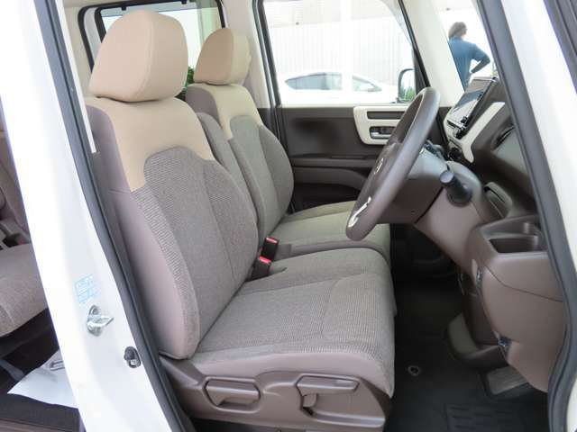 誰が運転をするときも、適したドライビングポジションに。簡単にシートの高さが調節できるので安心して運転して頂けます。