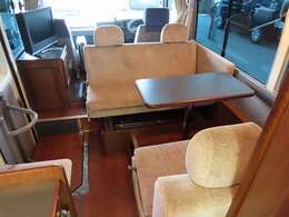 2列目・3列目シートは前向き・後ろ向き・ベッド展開が可能！