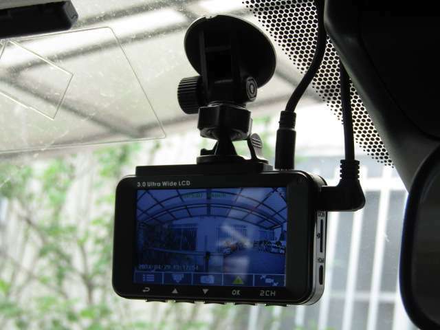 【ドライブレコーダー付】ドライブレコーダーは、映像・音声などを記録する自動車用の車載装置のことです。 もしもの事故の際の記録も撮れます。