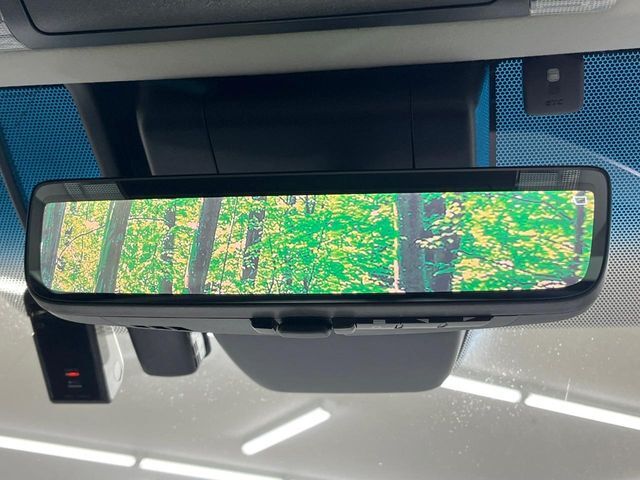 【デジタルインナーミラー】後席の大きな荷物や同乗者で後方が確認しづらい時でも安心！カメラが撮影した車両後方の映像をルームミラー内に表示。クリアな視界で状況の確認が可能です！