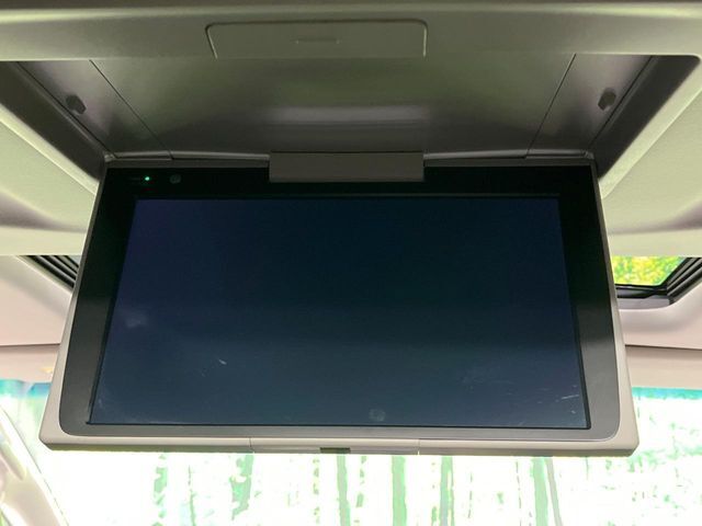 【フリップダウンモニター】大画面モニターで後席でもエンタメをお楽しみいただけます。小さなお子様にも大人気の装備です♪