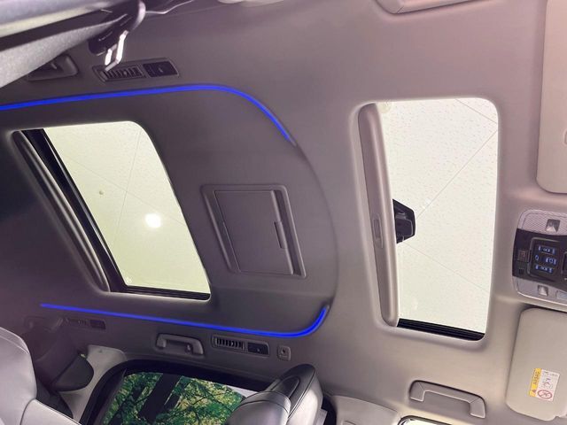 【サンルーフ】開放感たっぷりの希少装備、サンルーフが装着されています！車内に明かりを取り入れたり景色を楽しむ以外にも、車内の空気も簡単に換気できて快適です！
