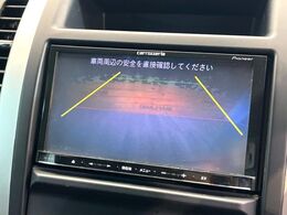 【バックカメラ】駐車時に後方がリアルタイム映像で確認できます。大型商業施設や立体駐車場での駐車時や、夜間のバック時に大活躍！運転スキルに関わらず、今や必須となった装備のひとつです！