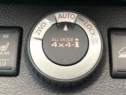 【オールモード4×4】2WD/4WDモードを手軽に切り替え可能。燃費重視の2WD、スタック時に役立つLOCK、AUTOモードでは4WDの配分を自動で調整し、路面状況を問わず安定した走りをサポート。