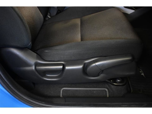 運転席シートリフター装備！シートの上下調整で運転操作の視界を確保できます。