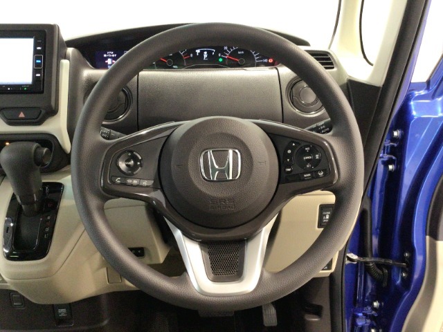 運転にかかわる様々な操作を安全に行えるように視点移動が少なく操作性に配慮されたスイッチ類が凝縮されたコクピットです。