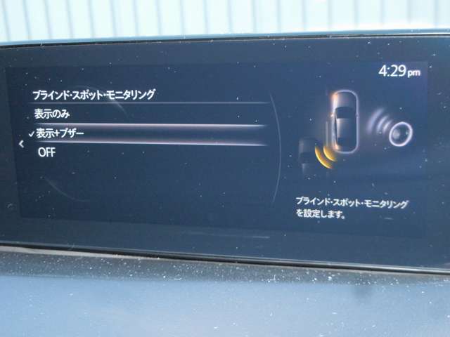 BSMは、車線変更時における運転者の後方確認を支援するシステムです。自車の後方から接近する車両を検知すると、接近表示灯(ミラーに設置)　　　　　　　　　と警報音で運転者に危険を知らせます。