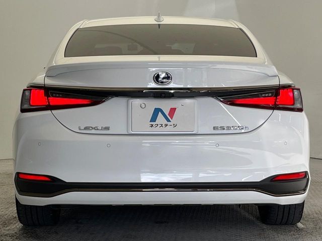 安心の最長10年・走行無制限保証（有償）をご用意。保証内容も充実はもちろん、無料点検＆オイル交換や、年中無休の全国・24時間ロードサービスも付帯されておりますのでご安心下さい。