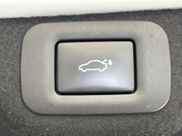 【ハンズフリーパワーバックドア】リアバンパー下部に足先を出し入れするだけでバックドアが自動で開閉♪両手が荷物でふさがっている時でもラクラク開閉操作が行えます！