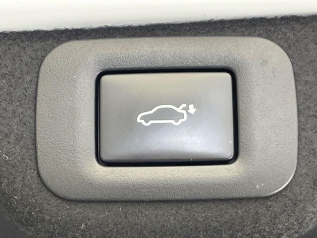 【ハンズフリーパワーバックドア】リアバンパー下部に足先を出し入れするだけでバックドアが自動で開閉♪両手が荷物でふさがっている時でもラクラク開閉操作が行えます！