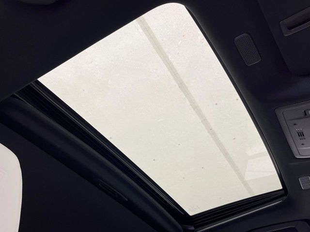 【サンルーフ】開放感たっぷりの希少装備、サンルーフが装着されています！車内に明かりを取り入れたり景色を楽しむ以外にも、車内の空気も簡単に換気できて快適です！