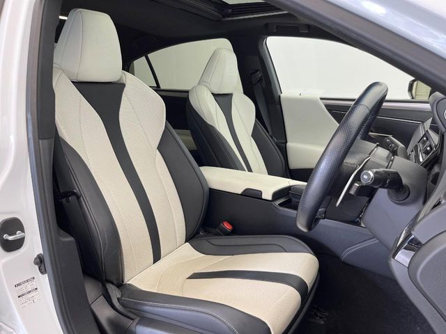 【白革シート】上質な本革を使用し、高級感あふれる本革シート。常に体に触れる部分だから、座り心地の良さにはこだわりたいですね♪汚れの付着や劣化を抑制する内装コーティング施工もおススメですよ♪