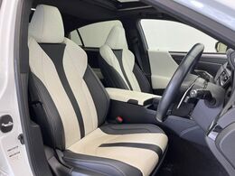 【白革シート】上質な本革を使用し、高級感あふれる本革シート。常に体に触れる部分だから、座り心地の良さにはこだわりたいですね♪汚れの付着や劣化を抑制する内装コーティング施工もおススメですよ♪