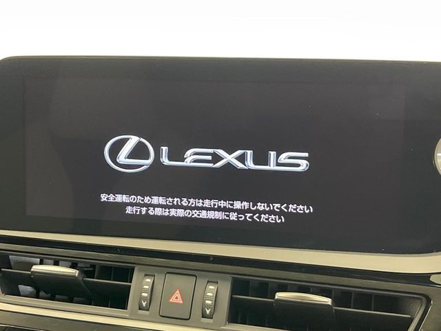 【メーカー純正ナビ】インテリアに溶け込むスタイリッシュな「専用設計」メーカーナビを装備♪視認性や操作性など基本性能にも優れ、より上質なカーライフをお楽しみいただけます。