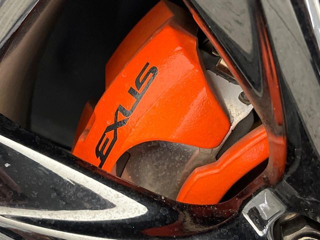 【オレンジキャリパー】色鮮やかなキャリパーがスポーティな印象を引き立てます♪