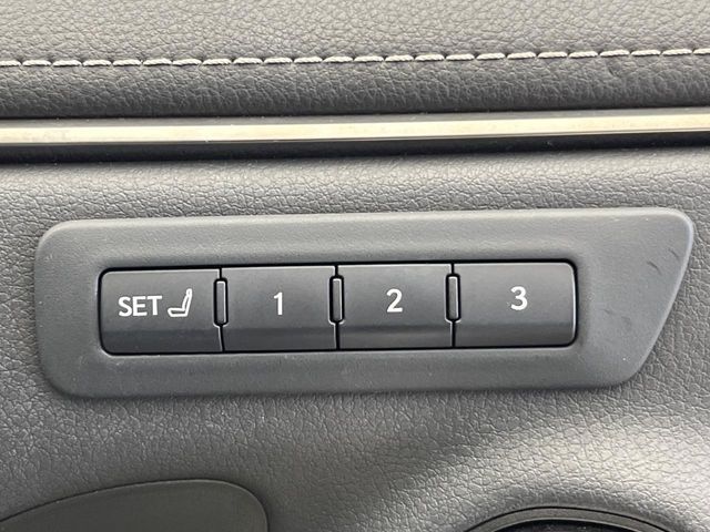 【メモリー機能付きパワーシート】ドライバーごとに設定したシート位置を記憶して、ボタン一つで切り替えできる便利な機能！運転する方が複数名いらっしゃるご家庭におすすめです♪