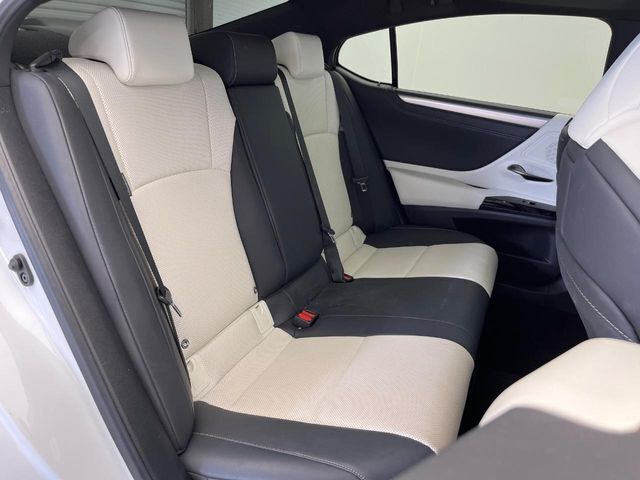 後部座席も気になるようなキズ・汚れやへたり等、大きなダメージはなく、良好な状態です。