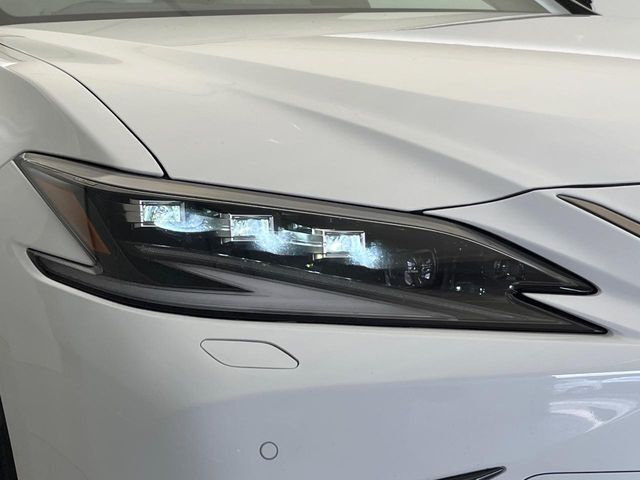 【三眼LEDヘッドライト】スタイリッシュな見た目の三眼LEDヘッドライトを装備♪スタイルだけでなく、夜間の走行も視界良好で安心してお乗りいただけます。