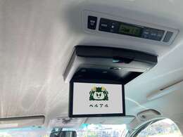 【後席モニター】後席にフリップダウンモニター付いておりますので、お子様も長旅でも飽きません☆