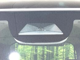 【ホンダセンシング】走行中に前方の車両等を認識し、衝突しそうな時は警報とブレーキで衝突回避と被害軽減をアシスト。より安全にドライブをお楽しみいただけます。