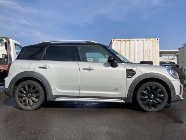 ご納車前には、MINIを熟知したメカニックによる100項目の点検・整備を行います。不具合箇所、交換時期に達している部品に関しましては、全て当社負担で交換してからのご納車となります。