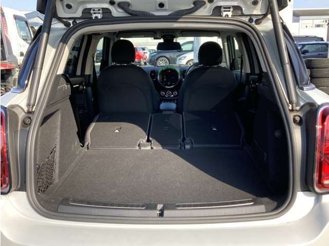 後席を全て倒すと様々な荷物が収納可能！