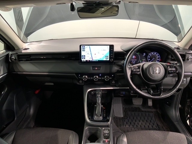 使いやすいレイアウトのダッシュボード周辺です。オートエアコンや小物入れなど嬉しい装備が満載です。