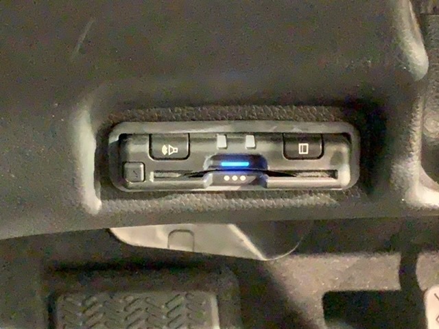 いまや快適なカーライフに欠かせないETCが付いています。