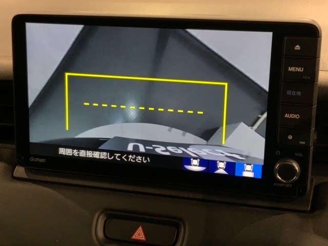 リバースギアに入れるだけで後方の表示へ切り替わります。夜間や雨の日の駐車も楽になりますよ。