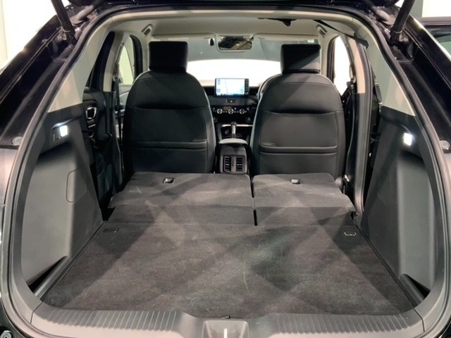 リア席を倒せば広々とした空間の出来上がり！床が低くフラットになり、天井までの高さがありますので積載が便利です。