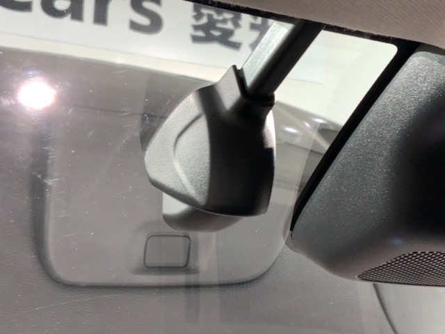 万が一の事故のときもドライブレコーダーがあると安心です。ご利用になる場合は個人情報保護の観点より新品の対応SDカードをお求め下さい。