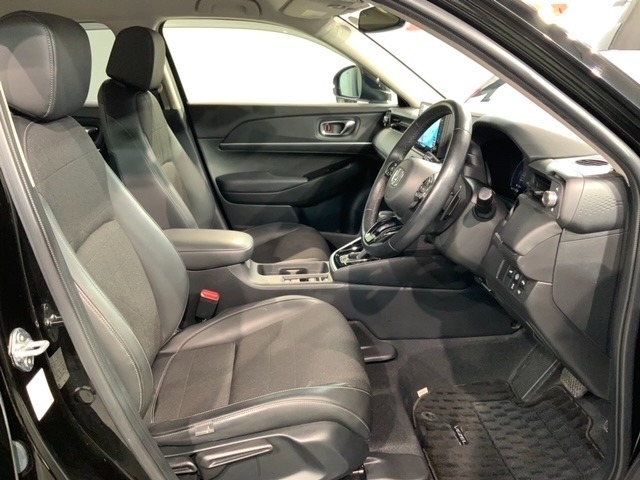 程よい硬さとホールド性が高くロングドライブも疲れにくいシートです。