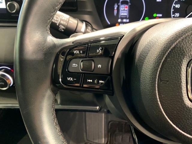 ステアリングにオーディオ操作スイッチが付いています。オーディオ画面に直接タッチしなくても操作が出来ますので、運転に集中できます。