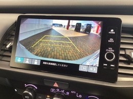 リバースギアに入れるだけで後方の表示へ切り替わります。夜間や雨の日の駐車も楽になりますよ。