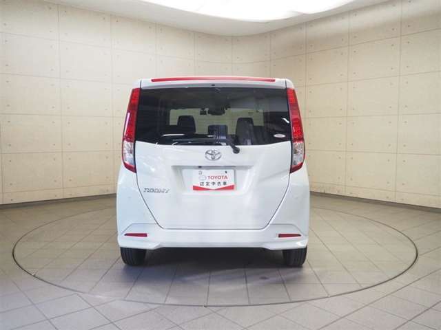 バックカメラが付いているので後方確認が非常にしやすいです。今や運転初心者も熟練者も必須装備！ついていて損はないですね♪