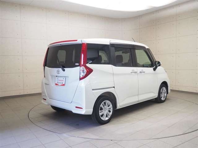 広々とした車内空間に優れた燃費性能。更にデザインも上質で人気のお車です！