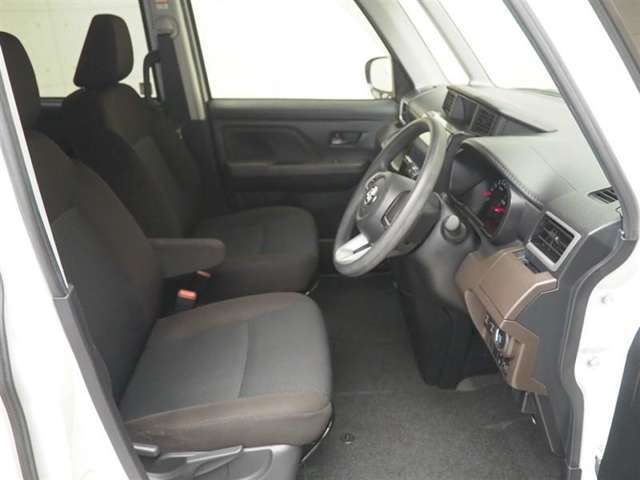 高いホールド性で運転姿勢が安定します。長距離ドライブでも疲れにくいのが魅力です。快適なドライビングライフをお送りください♪