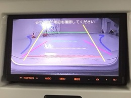 リバースギアに入れるだけで後方の表示へ切り替わります。夜間や雨の日の駐車も楽になりますよ。