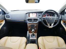 このV40 MB型モデルの特徴は、充実した安全装備です。2013年に登場した後、1度目の改良で「セーフティパッケージ」が各グレードに標準装備されています。