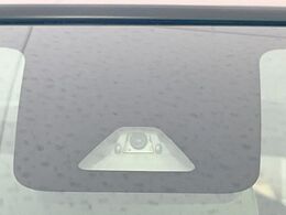 【スマートアシスト】走行中に前方の車両等を認識し、衝突しそうな時は警報とブレーキで衝突回避と被害軽減をアシスト。より安全にドライブをお楽しみいただけます。