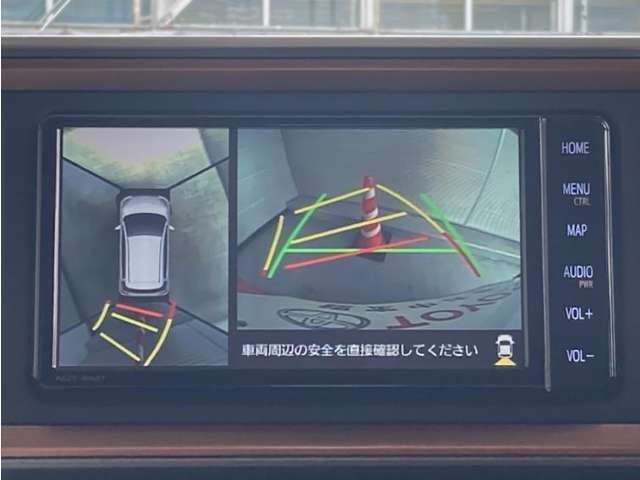 真上から見下ろしたような視点で車とその周囲を確認出来る画面と、車両後方を映し出すバックモニター画面の2つを表示してくれます。