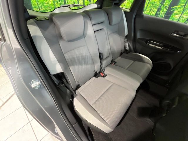 後部座席も気になるようなキズ・汚れやへたり等、大きなダメージはなく、良好な状態です。