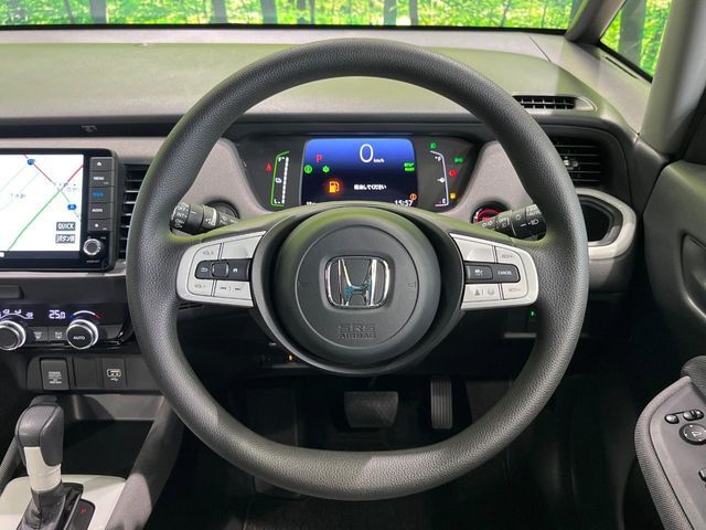 ステアリングも使用感が少なく、きれいな状態となっております♪