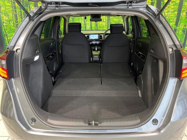後席を格納すると、これだけの広さが！シーンに合わせたシートアレンジで、大きな荷物も積むことが出来ます♪